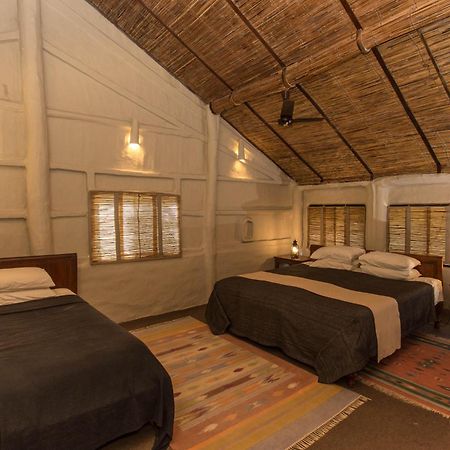 Tiger Tops Tharu Lodge Chitwan Buitenkant foto
