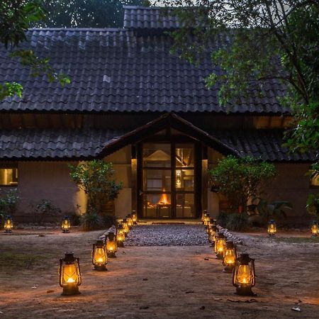 Tiger Tops Tharu Lodge Chitwan Buitenkant foto