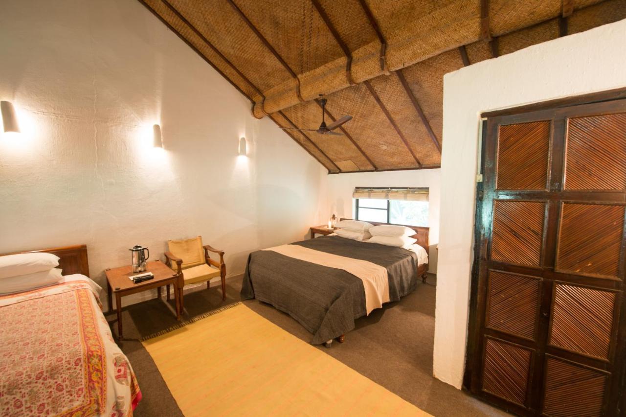 Tiger Tops Tharu Lodge Chitwan Buitenkant foto