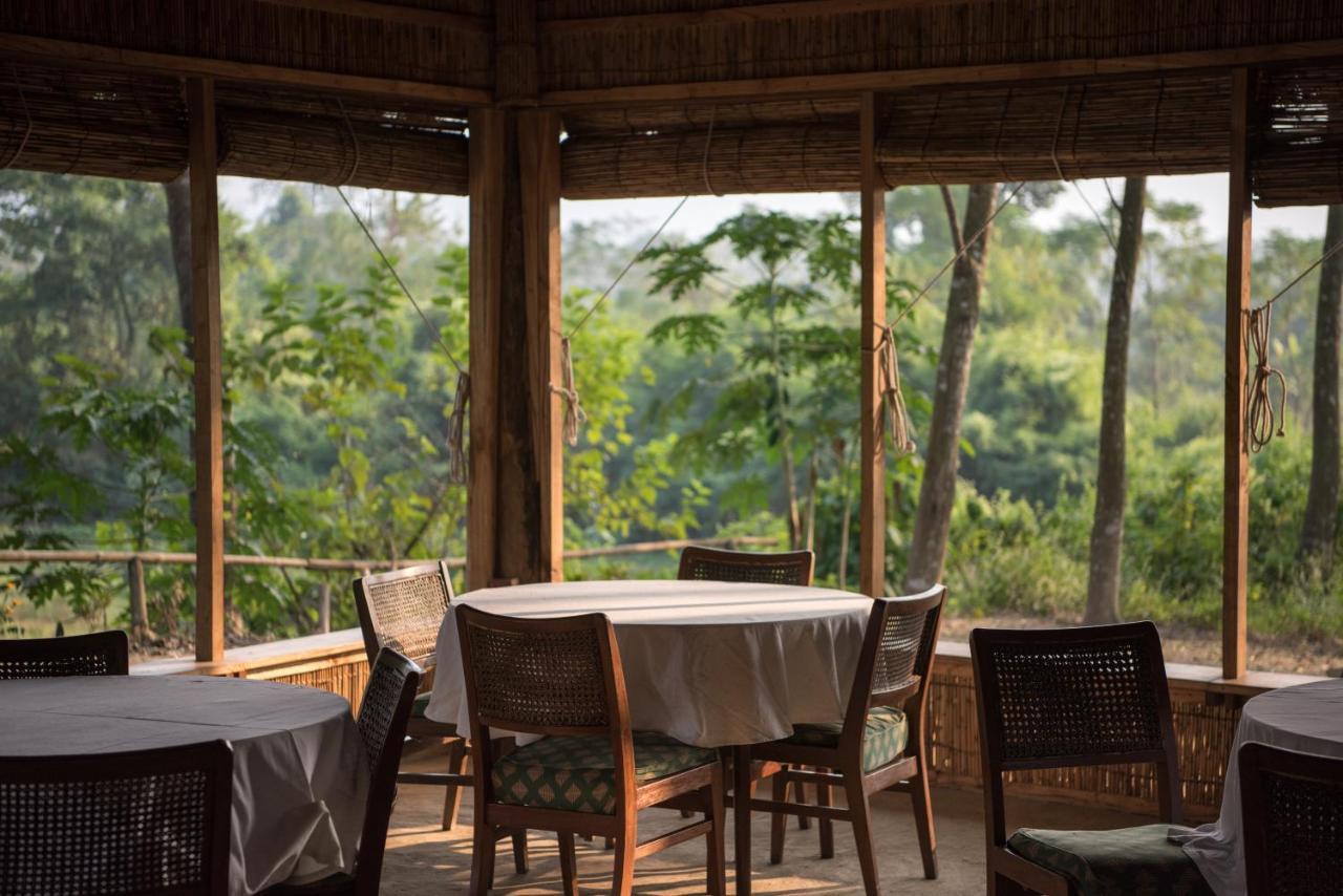 Tiger Tops Tharu Lodge Chitwan Buitenkant foto