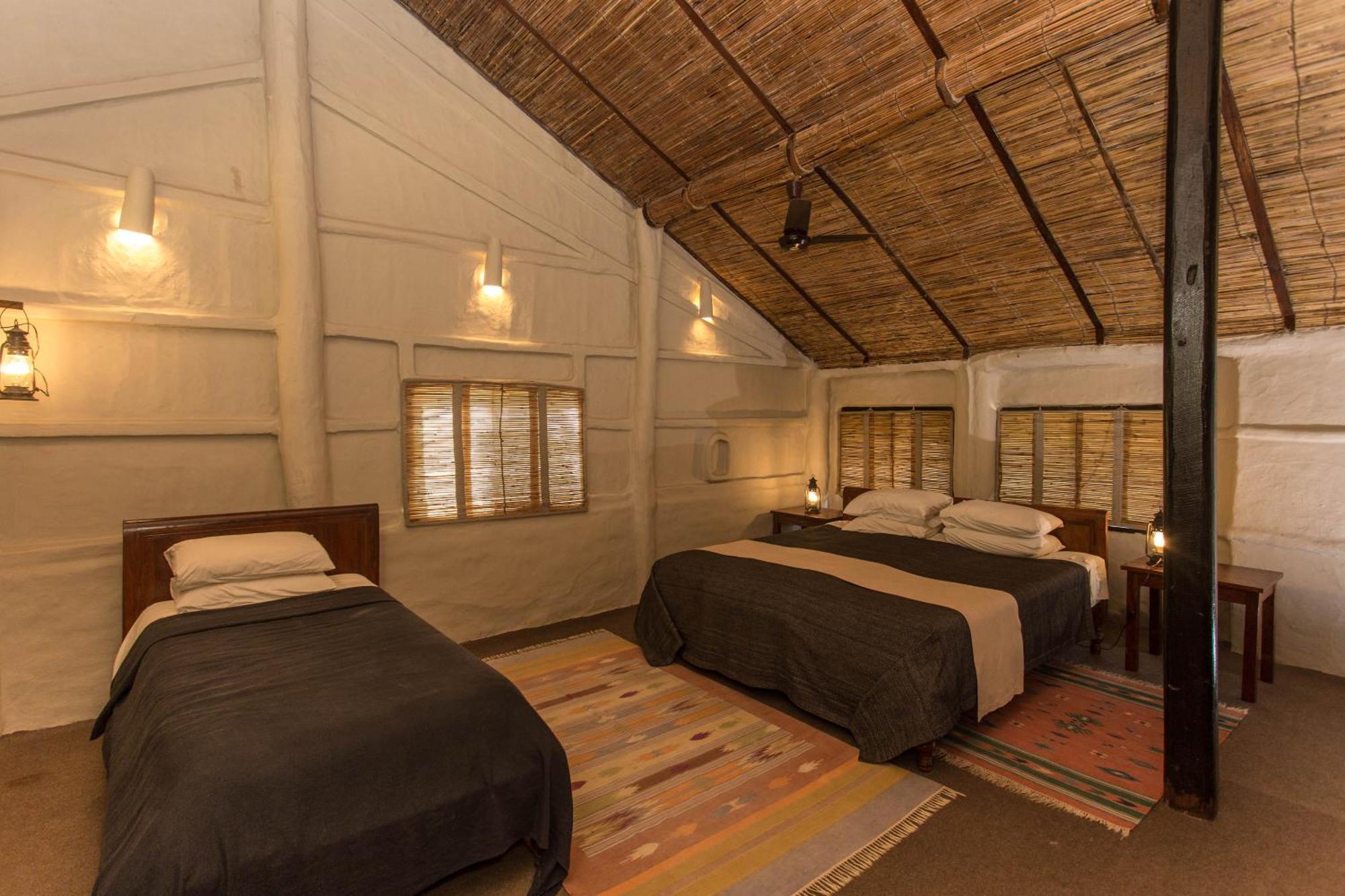 Tiger Tops Tharu Lodge Chitwan Buitenkant foto