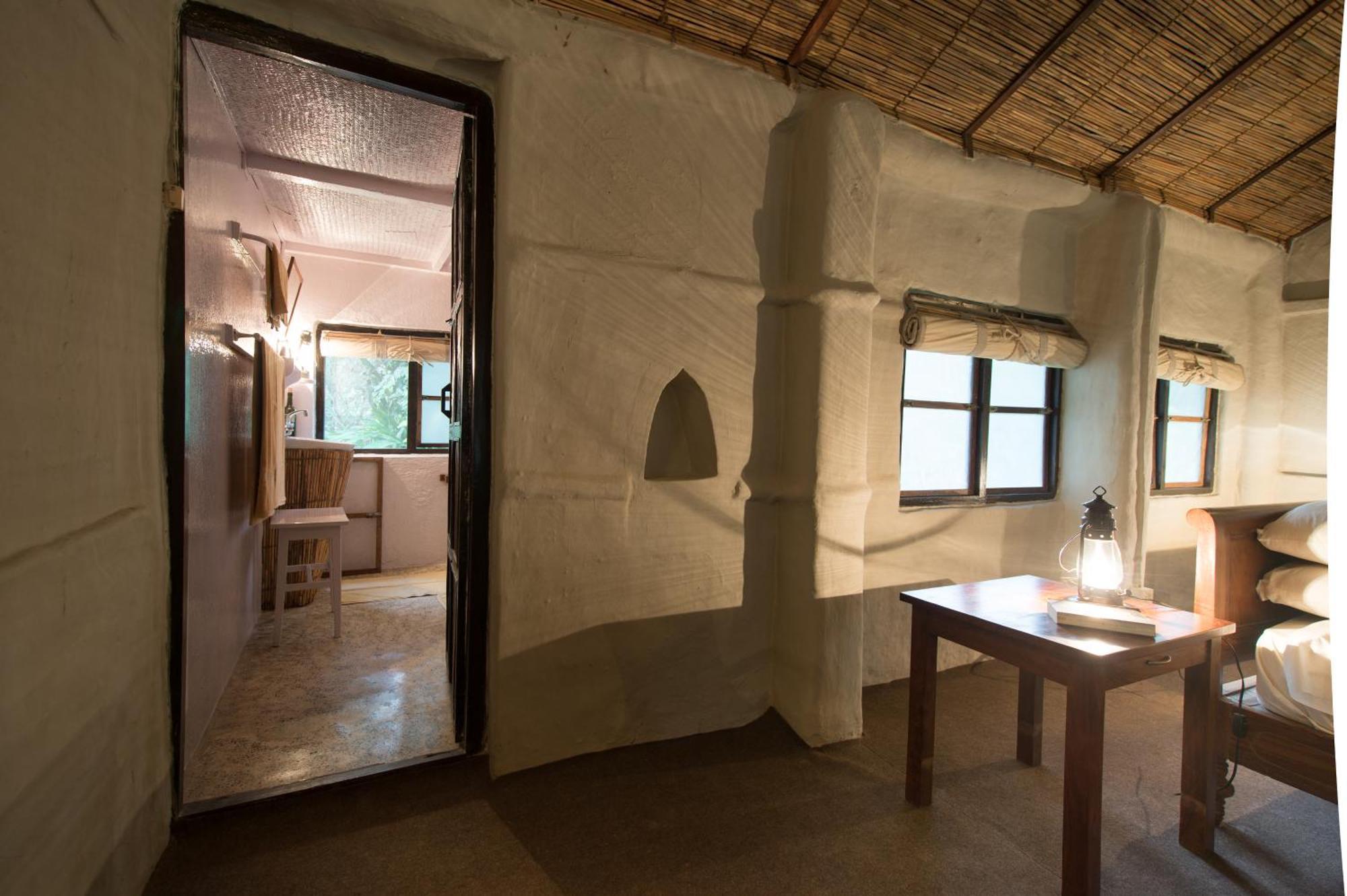 Tiger Tops Tharu Lodge Chitwan Buitenkant foto