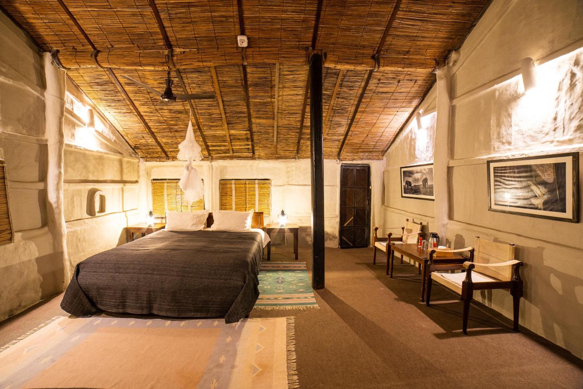 Tiger Tops Tharu Lodge Chitwan Buitenkant foto