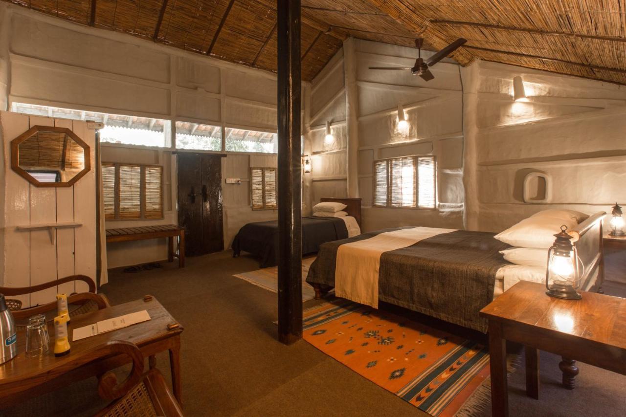 Tiger Tops Tharu Lodge Chitwan Buitenkant foto