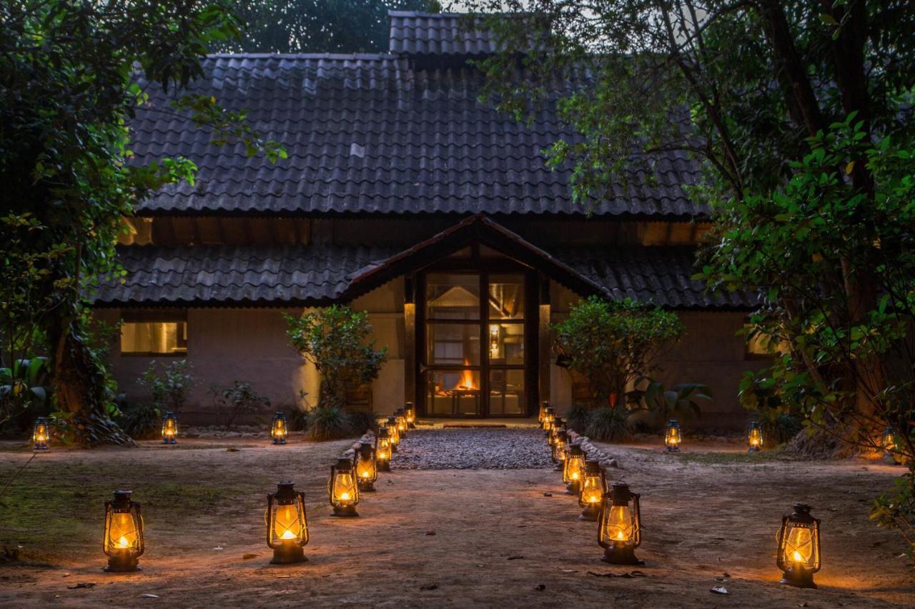 Tiger Tops Tharu Lodge Chitwan Buitenkant foto