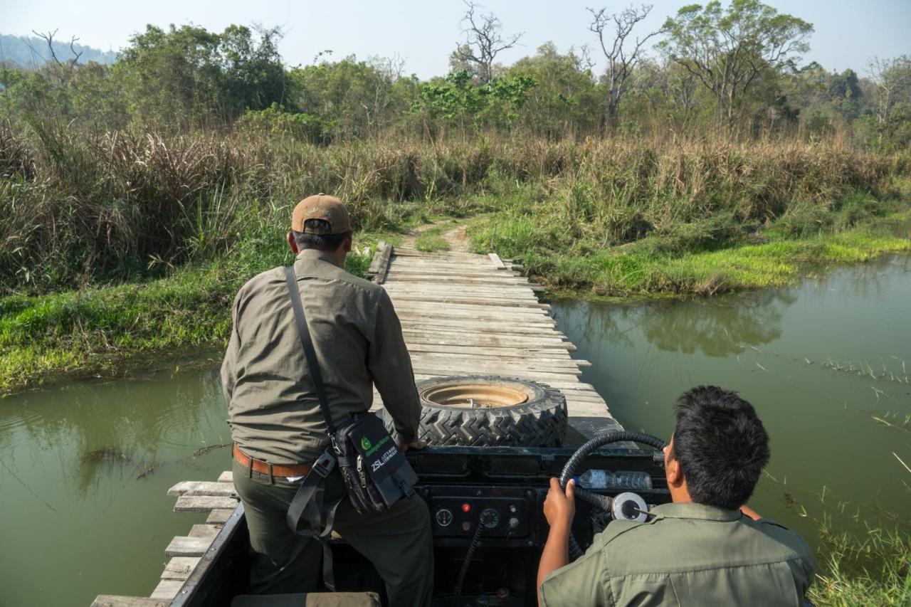 Tiger Tops Tharu Lodge Chitwan Buitenkant foto