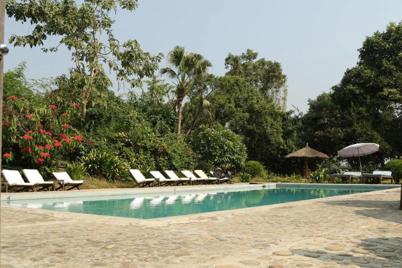 Tiger Tops Tharu Lodge Chitwan Buitenkant foto