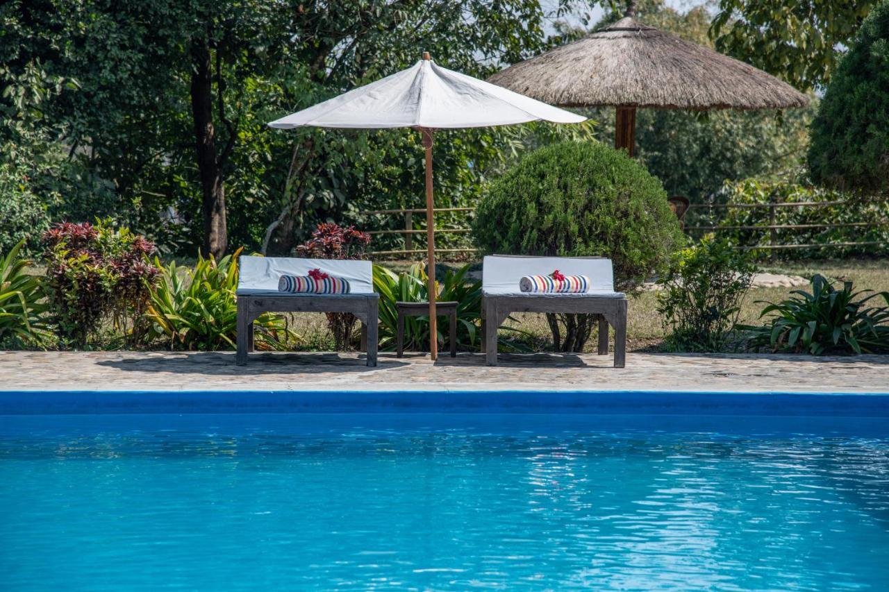 Tiger Tops Tharu Lodge Chitwan Buitenkant foto